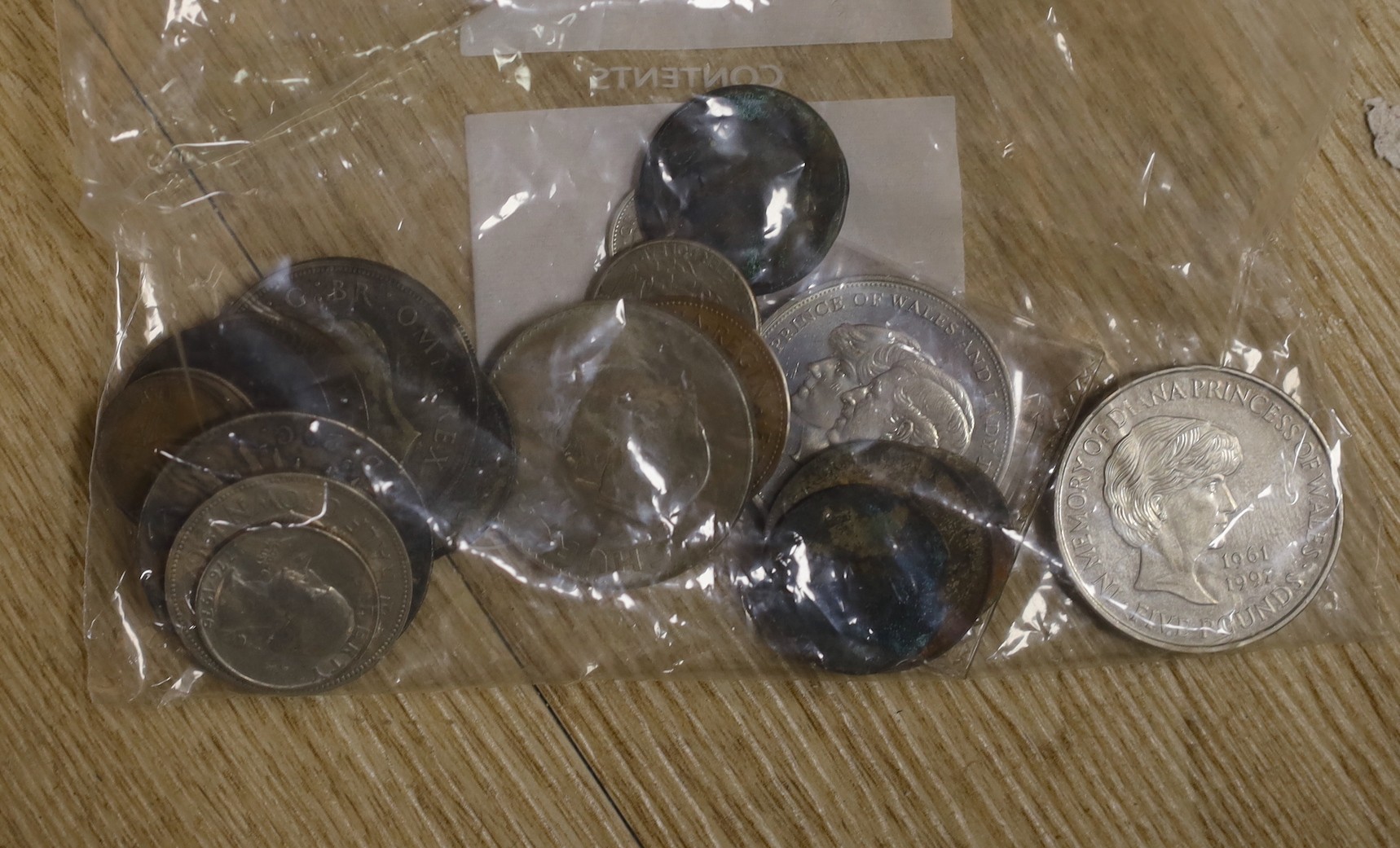 Mixed coinage, bank notes, military buttons and a badge